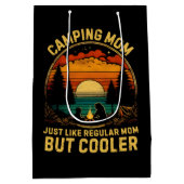Camping mama net als een gewone mama medium cadeauzakje (Achterkant)