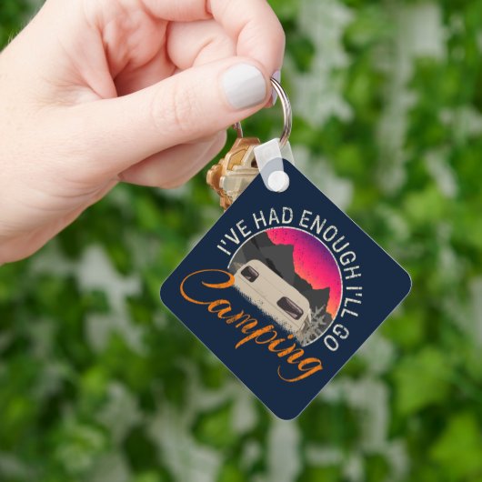 Camping of camper ontwerp voor vakantie sleutelhanger (Hand)