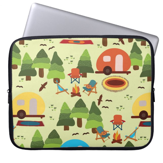 Camping scene - caravan, kampeerstoelen, vuurpleis laptop sleeve (Voorkant)