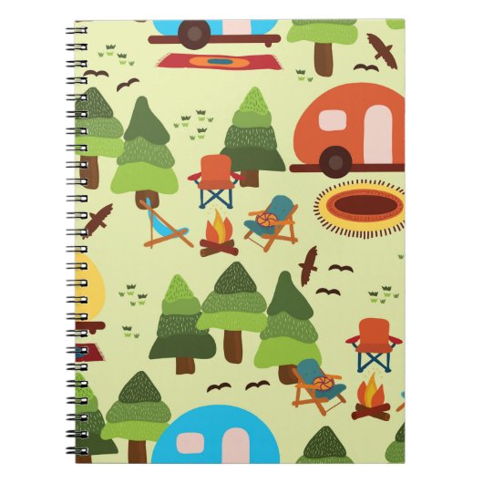 Camping scene - caravan, kampeerstoelen, vuurpleis notitieboek (Voorkant)