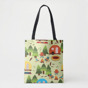 Camping scene - caravan, kampeerstoelen, vuurpleis tote bag