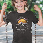 Camping Vacation Custom Family Matching Son Camp T-shirt<br><div class="desc">Op een familiekampeervakantie? Pas deze camping retro kampeerkamp shirten voor de gehele familie aan door uw familienaam of douanetekst, en jaar van het avontuur toe te voegen. Ik hoop dat het niet alleen over het koele ontwerp is dat uw oog betrapt maar het feit dat u het nooit in een...</div>