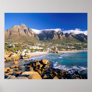 Camps Bay-strand en de Twaalf Apostelen-bergenreek Poster