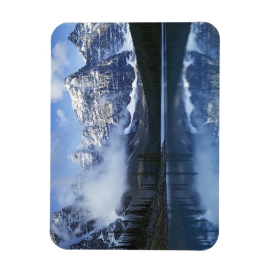 Canada, Alberta, Banff National Park, Lake Magneet (Verticaal)