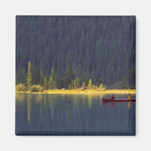 Canada, Alberta, Baniff National Park. Twee jongen Magneet