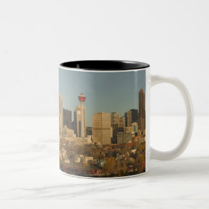 Canada, Alberta, Calgary: Stedelijk silhouet vanui Tweekleurige Koffiemok