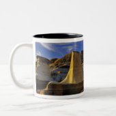 Canada, Alberta, Drumheller. Hoodoos. Tweekleurige Koffiemok (Links)