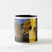 Canada, Alberta, Drumheller. Hoodoos. Tweekleurige Koffiemok (Center)