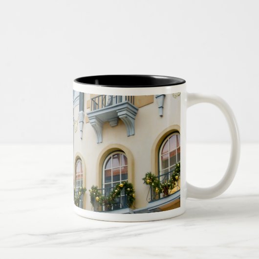 Canada, Alberta, Edmonton. West Edmonton Mall. Tweekleurige Koffiemok (Rechts)