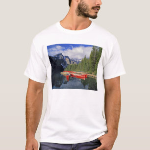 Canada, Alberta, Moraine Lake. De glassy T-shirt