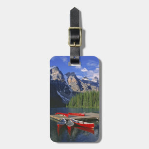 Canada, Alberta, Moraine Lake. Rode kano's wachten Bagagelabel