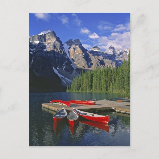 Canada, Alberta, Moraine Lake. Rode kano's wachten Briefkaart (Voorkant)