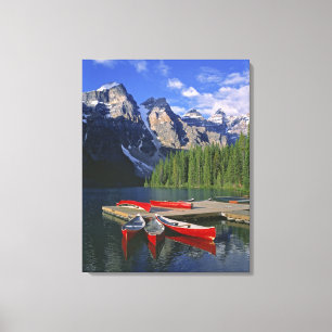 Canada, Alberta, Moraine Lake. Rode kano's wachten Canvas Afdruk