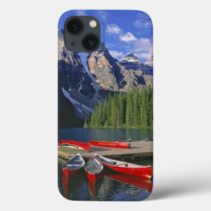 Canada, Alberta, Moraine Lake. Rode kano's wachten iPhone 13 Hoesje