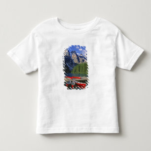 Canada, Alberta, Moraine Lake. Rode kano's wachten Kinder Shirts