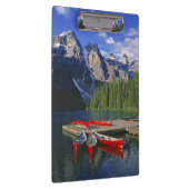 Canada, Alberta, Moraine Lake. Rode kano's wachten Klembord (Rechts)