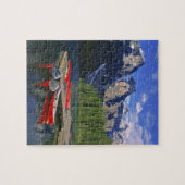Canada, Alberta, Moraine Lake. Rode kano's wachten Legpuzzel (Horizontaal)