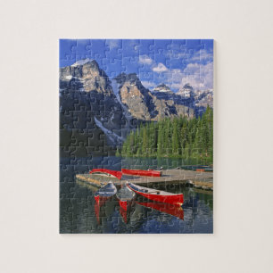 Canada, Alberta, Moraine Lake. Rode kano's wachten Legpuzzel