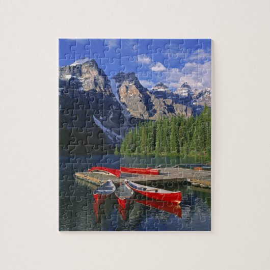 Canada, Alberta, Moraine Lake. Rode kano's wachten Legpuzzel (Verticaal)