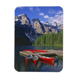 Canada, Alberta, Moraine Lake. Rode kano's wachten Magneet
