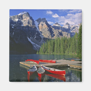 Canada, Alberta, Moraine Lake. Rode kano's wachten Magneet
