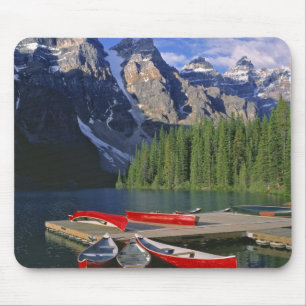 Canada, Alberta, Moraine Lake. Rode kano's wachten Muismat