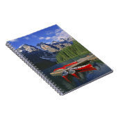 Canada, Alberta, Moraine Lake. Rode kano's wachten Notitieboek (Rechterzijde)