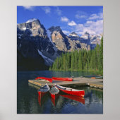 Canada, Alberta, Moraine Lake. Rode kano's wachten Poster (Voorkant)