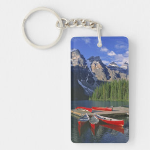 Canada, Alberta, Moraine Lake. Rode kano's wachten Sleutelhanger