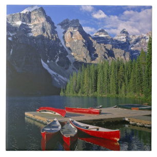 Canada, Alberta, Moraine Lake. Rode kano's wachten Tegeltje