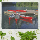 Canada, Alberta, Moraine Lake. Rode kano's wachten Theedoek (Gevouwen)