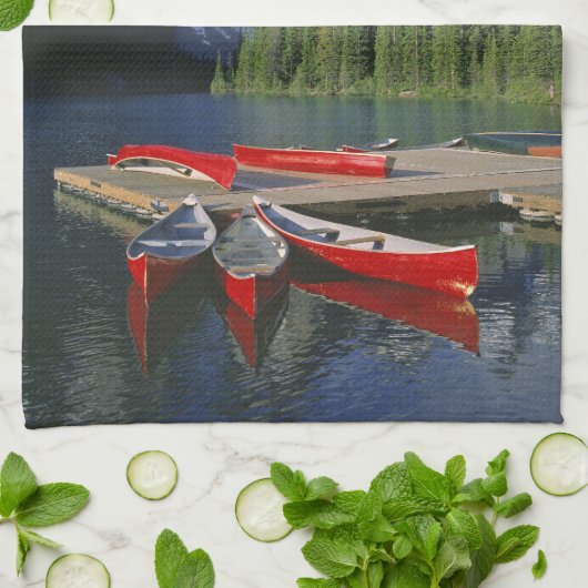 Canada, Alberta, Moraine Lake. Rode kano's wachten Theedoek (Gevouwen)