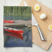 Canada, Alberta, Moraine Lake. Rode kano's wachten Theedoek (Quarter Fold)