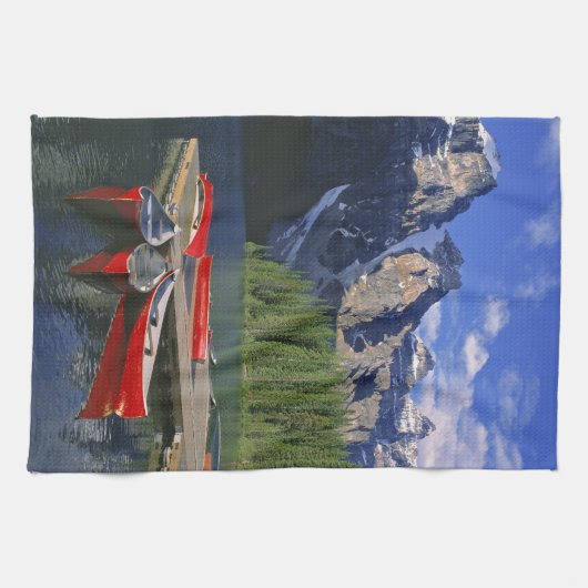 Canada, Alberta, Moraine Lake. Rode kano's wachten Theedoek (Horizontaal)