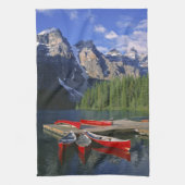 Canada, Alberta, Moraine Lake. Rode kano's wachten Theedoek (Verticaal)