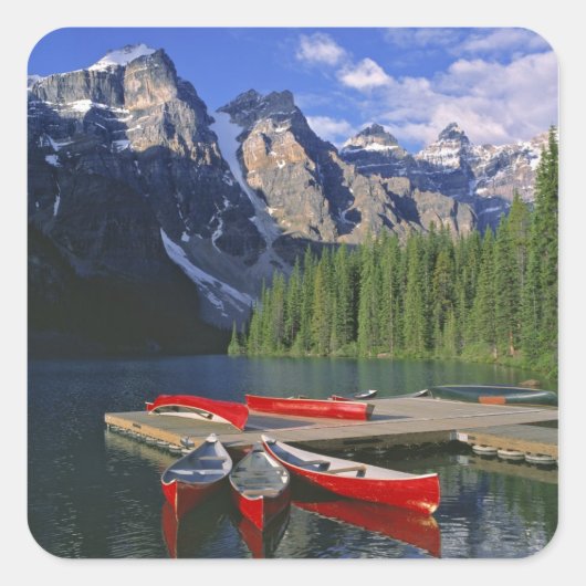 Canada, Alberta, Moraine Lake. Rode kano's wachten Vierkante Sticker (Voorkant)