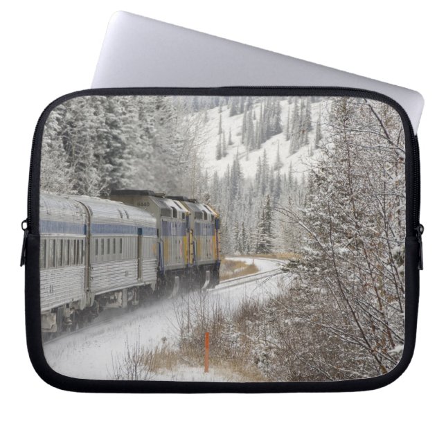 Canada, Alberta. Sneeuwtrein VIA Rail tussen Laptop Sleeve (Voorkant)