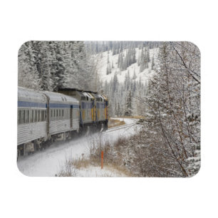 Canada, Alberta. Sneeuwtrein VIA Rail tussen Magneet