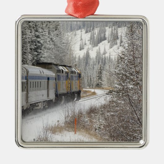 Canada, Alberta. Sneeuwtrein VIA Rail tussen Metalen Ornament (Voorkant)