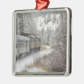 Canada, Alberta. Sneeuwtrein VIA Rail tussen Metalen Ornament (Links)