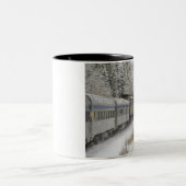 Canada, Alberta. Sneeuwtrein VIA Rail tussen Tweekleurige Koffiemok (Center)