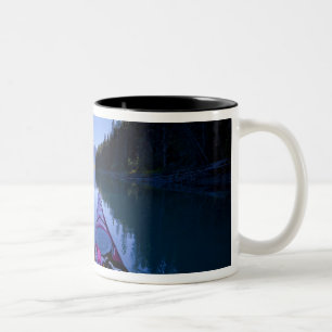 Canada, British Columbia, Bowron Lakes Tweekleurige Koffiemok