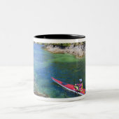 Canada, British Columbia, Vancouver Island. Zee 2 Tweekleurige Koffiemok (Center)
