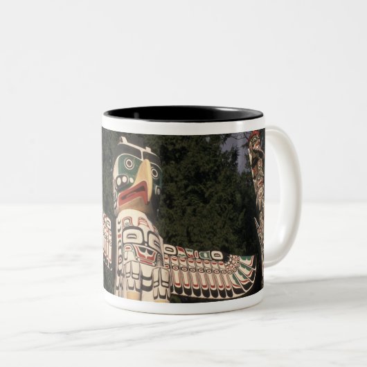 Canada, British Columbia, Vancouver.  Native Tweekleurige Koffiemok (Voorkant rechts)