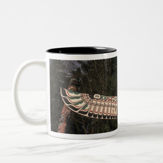 Canada, British Columbia, Vancouver.  Native Tweekleurige Koffiemok (Links)