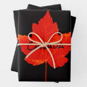 Canada Day Red Black Maple Leaf Inpakpapier Vel (In situ)