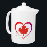 Canada Day Teapot Theepot<br><div class="desc">Show je patriottisme met dit oogstpatroon! Het is een leuke en grappige manier om decor,  geschenken,  kleding en huishoudelijke artikelen voor deze gelegenheid te verkleden. Bekijk mijn winkel voor meer patroonobjecten en cadeauideeën,  of combineer objecten met creëer een interessant cadeaupakket!</div>