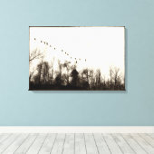 Canada Ganzen vliegen over boomlijn warm monochroo Canvas Afdruk (Insitu (Houten vloer))