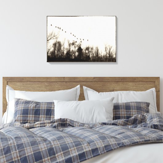 Canada Ganzen vliegen over boomlijn warm monochroo Canvas Afdruk (Insitu (Slaapkamer))