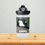 Canada Goose Photo with Child's Name Waterfles<br><div class="desc">Kind heeft een heldere plastic waterfles met het foto-afbeelding van een jeugdige Canada Goose en de naam van een kind in witte,  vetgedrukte letters. Pas het waterflesje aan door de naam te bewerken en te vervangen door de naam van het kind. Selecteer de kleur van het waterflesje.</div>